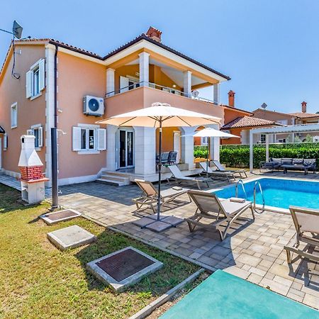 Villas Lotus With Pool And Jacuzzi プーラ エクステリア 写真