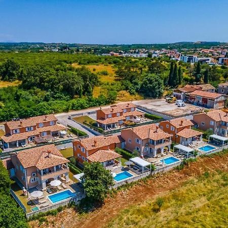 Villas Lotus With Pool And Jacuzzi プーラ エクステリア 写真