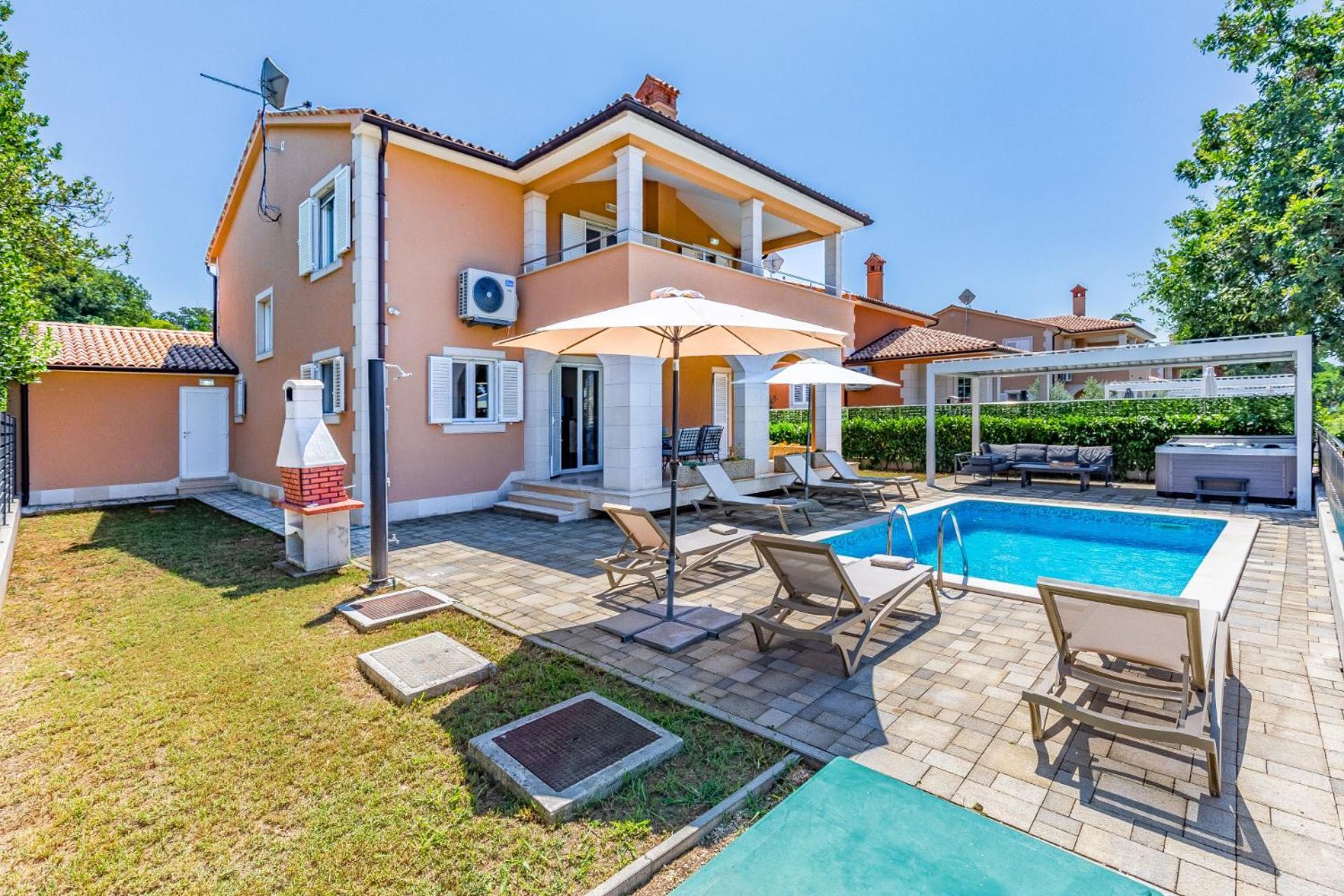 Villas Lotus With Pool And Jacuzzi プーラ エクステリア 写真