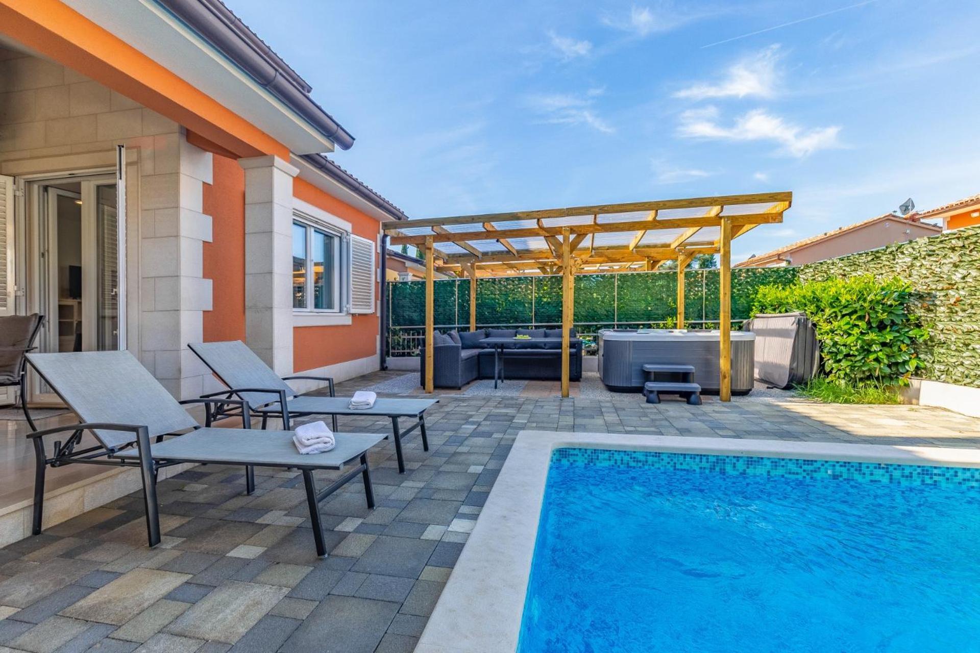 Villas Lotus With Pool And Jacuzzi プーラ エクステリア 写真