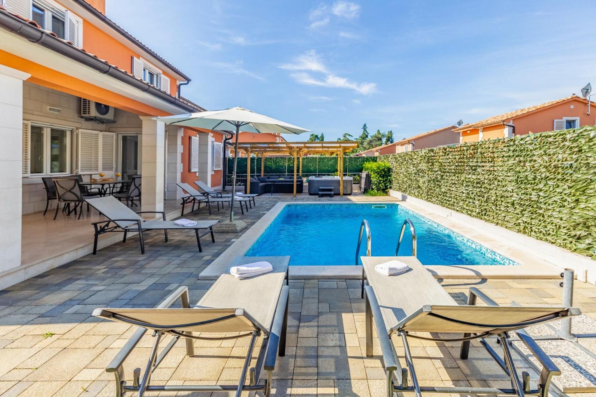 Villas Lotus With Pool And Jacuzzi プーラ エクステリア 写真