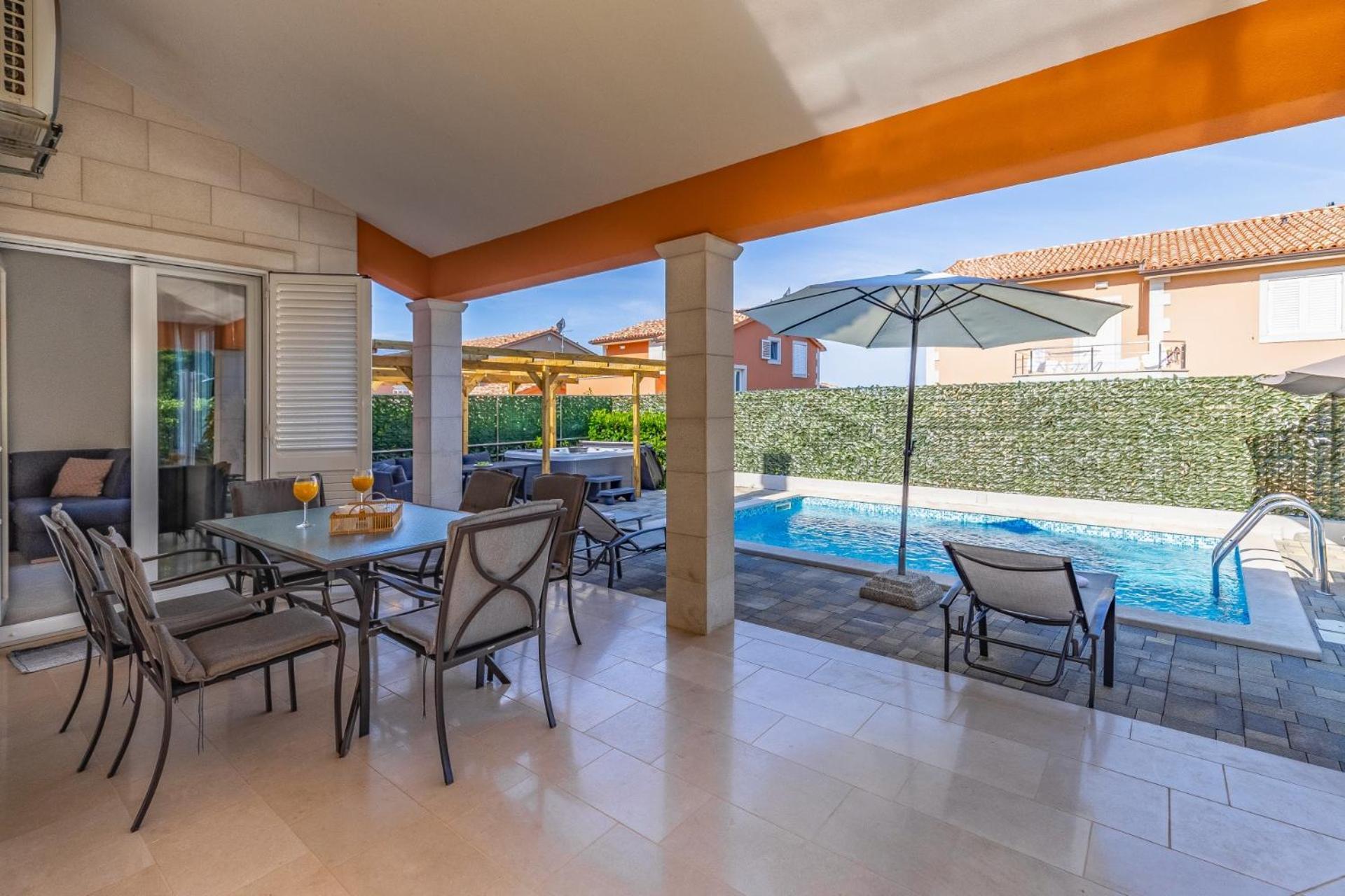 Villas Lotus With Pool And Jacuzzi プーラ エクステリア 写真