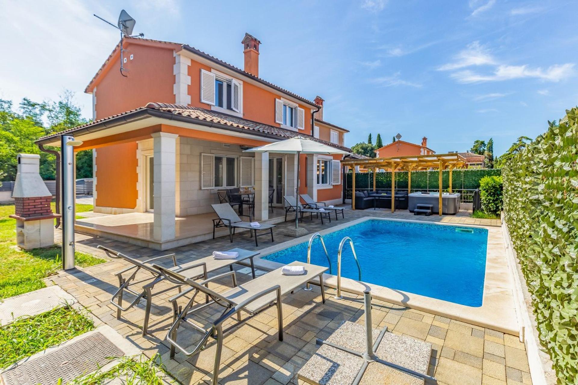 Villas Lotus With Pool And Jacuzzi プーラ エクステリア 写真