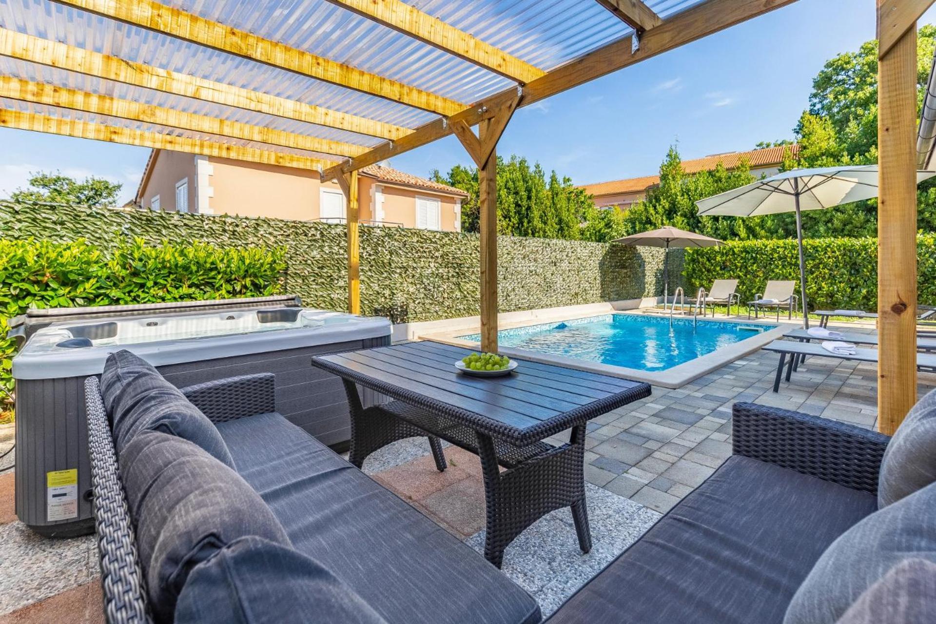 Villas Lotus With Pool And Jacuzzi プーラ エクステリア 写真