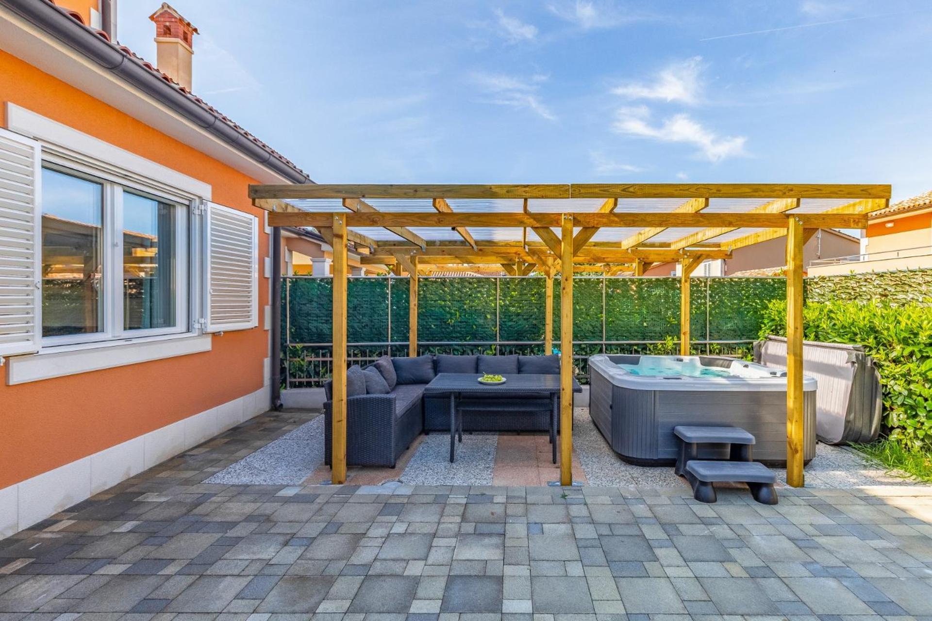 Villas Lotus With Pool And Jacuzzi プーラ エクステリア 写真