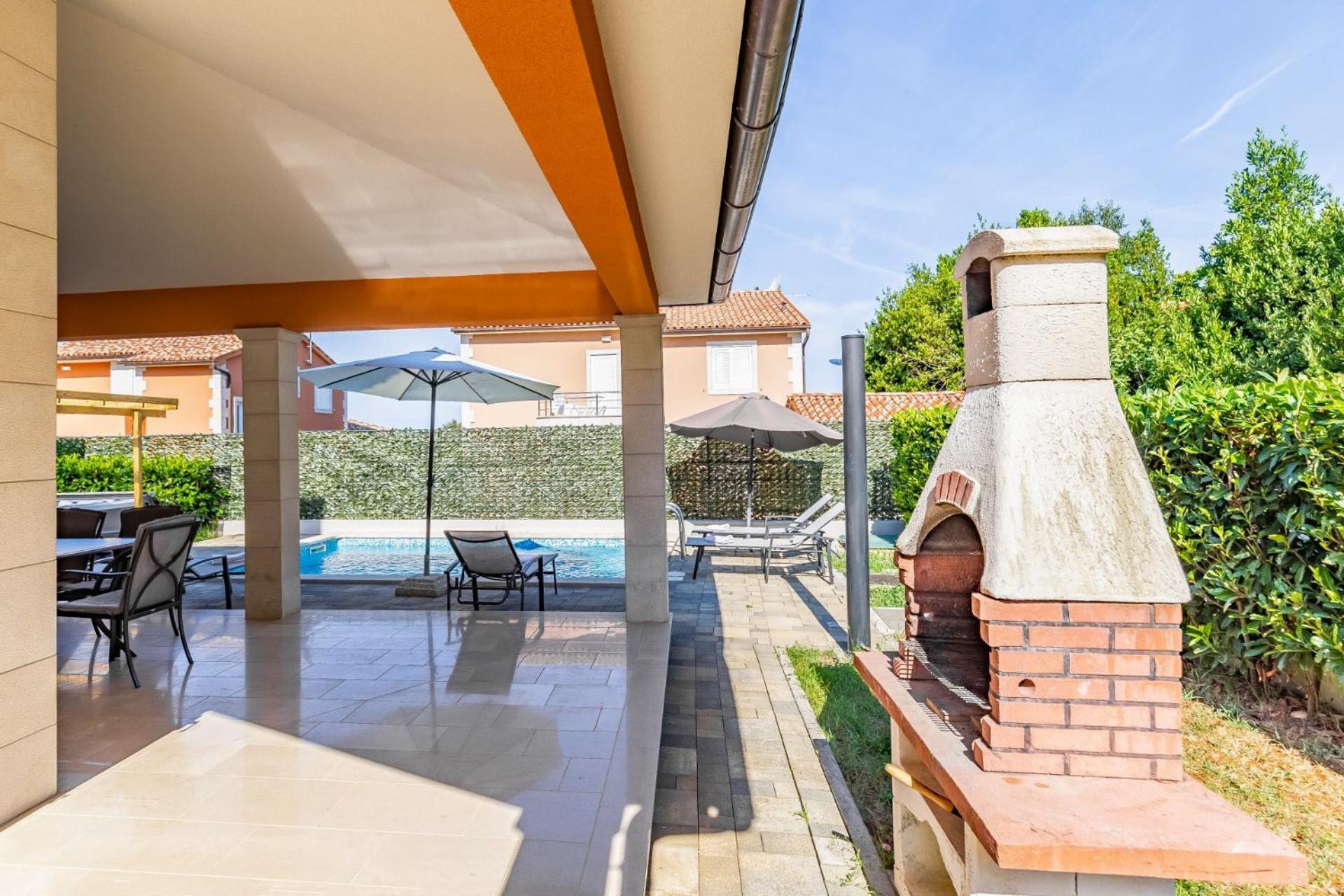 Villas Lotus With Pool And Jacuzzi プーラ エクステリア 写真