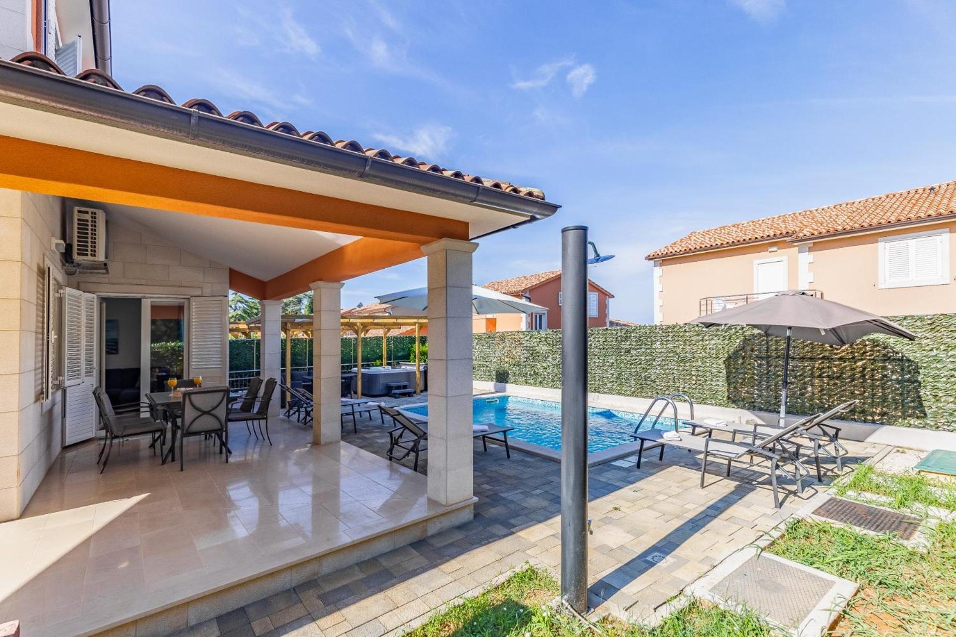 Villas Lotus With Pool And Jacuzzi プーラ エクステリア 写真