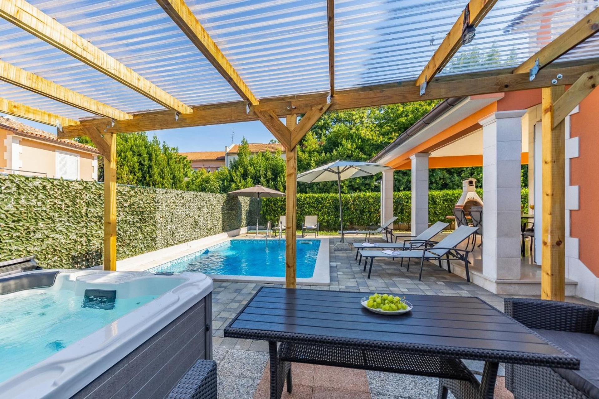 Villas Lotus With Pool And Jacuzzi プーラ エクステリア 写真