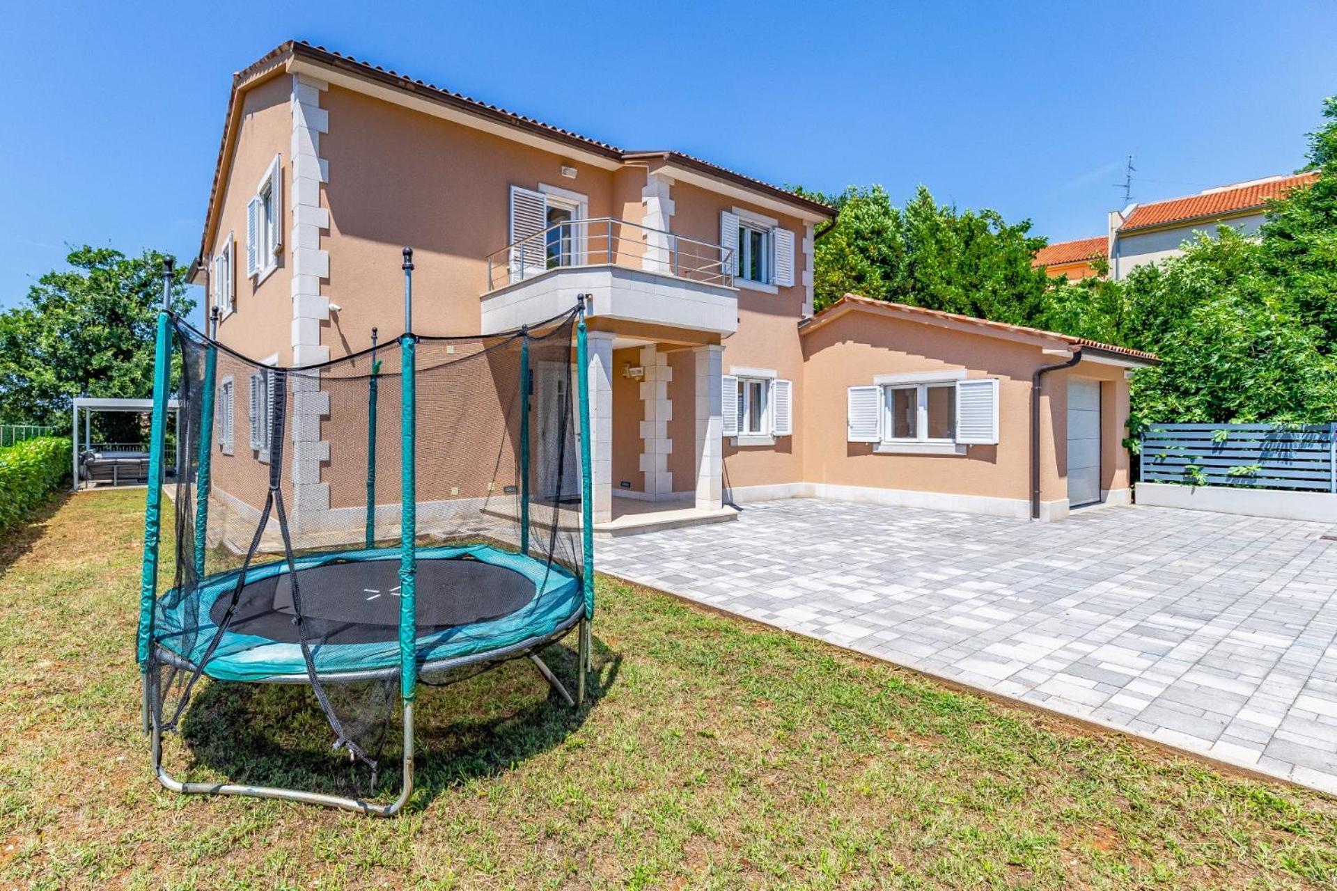 Villas Lotus With Pool And Jacuzzi プーラ エクステリア 写真