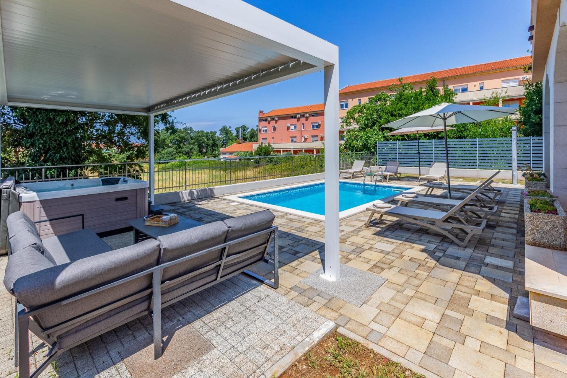 Villas Lotus With Pool And Jacuzzi プーラ エクステリア 写真