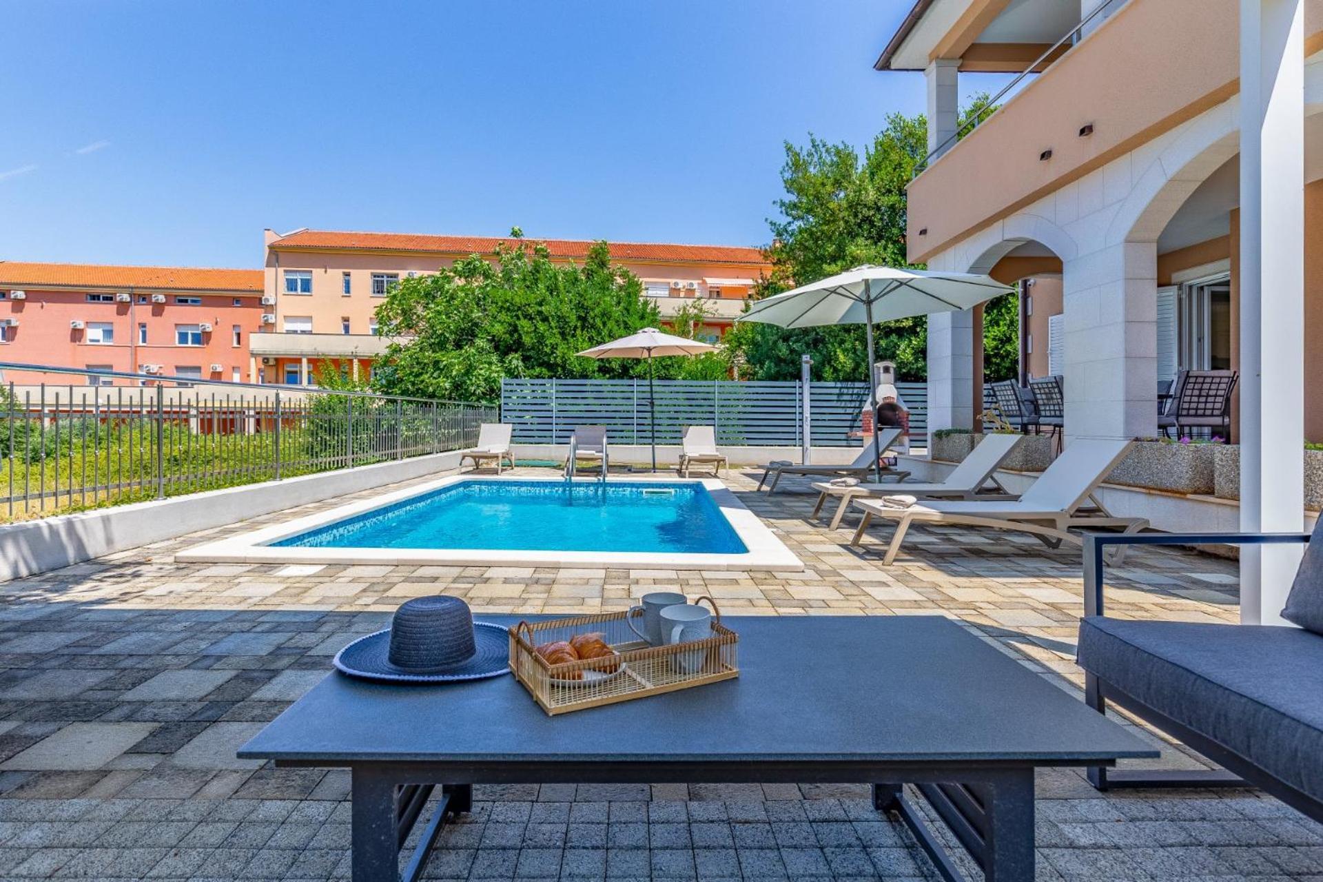 Villas Lotus With Pool And Jacuzzi プーラ エクステリア 写真