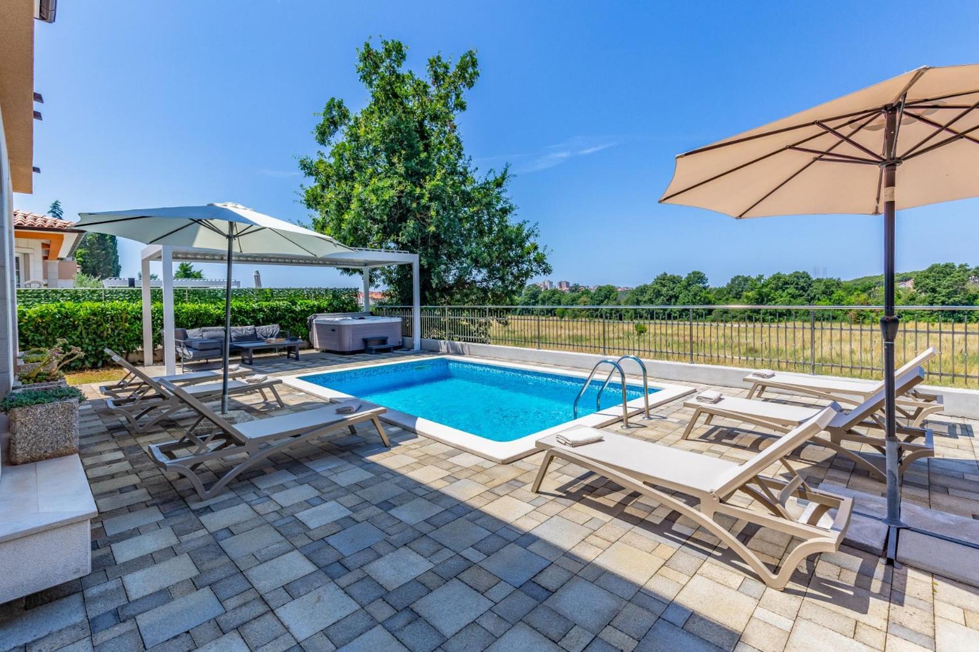 Villas Lotus With Pool And Jacuzzi プーラ エクステリア 写真