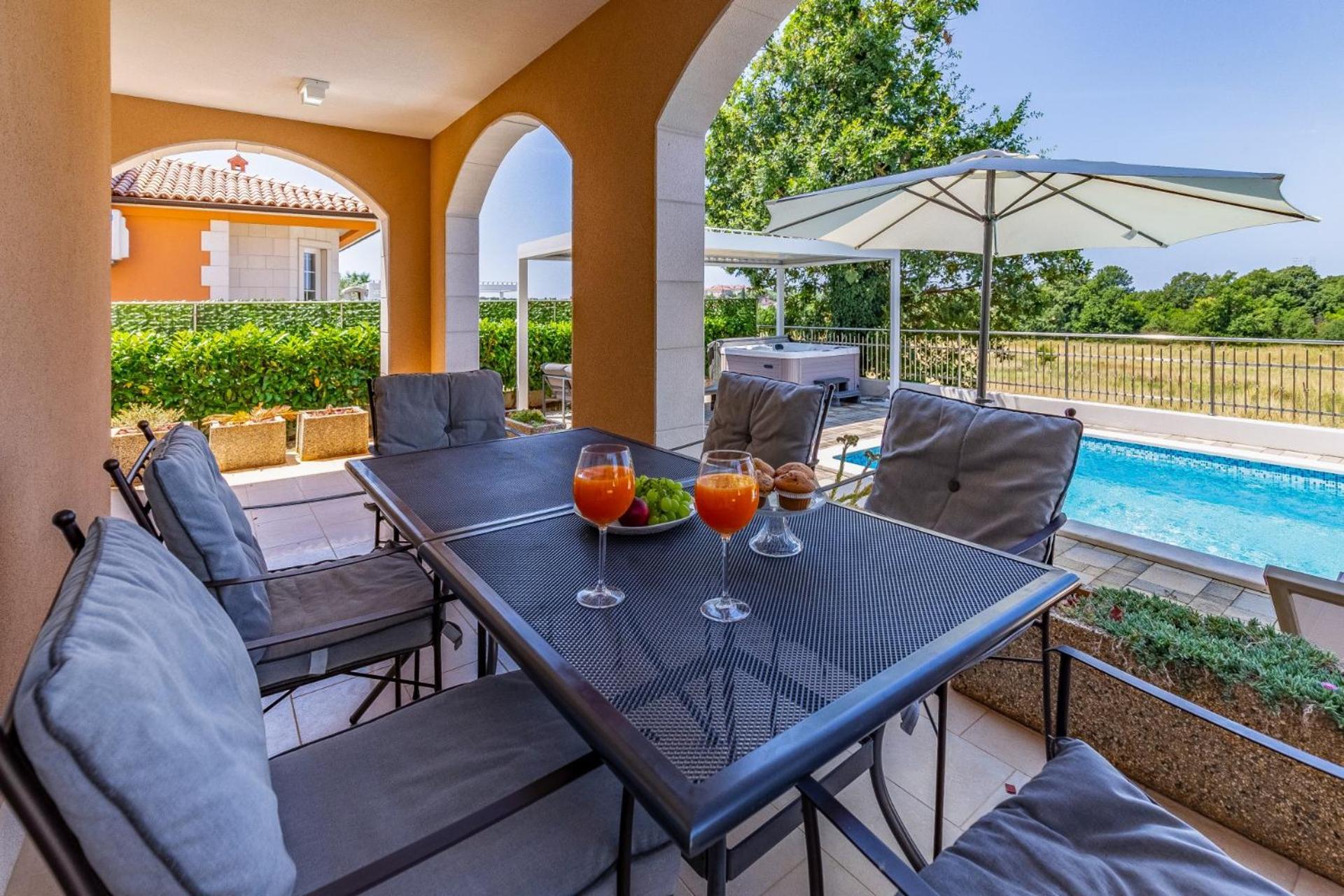 Villas Lotus With Pool And Jacuzzi プーラ エクステリア 写真