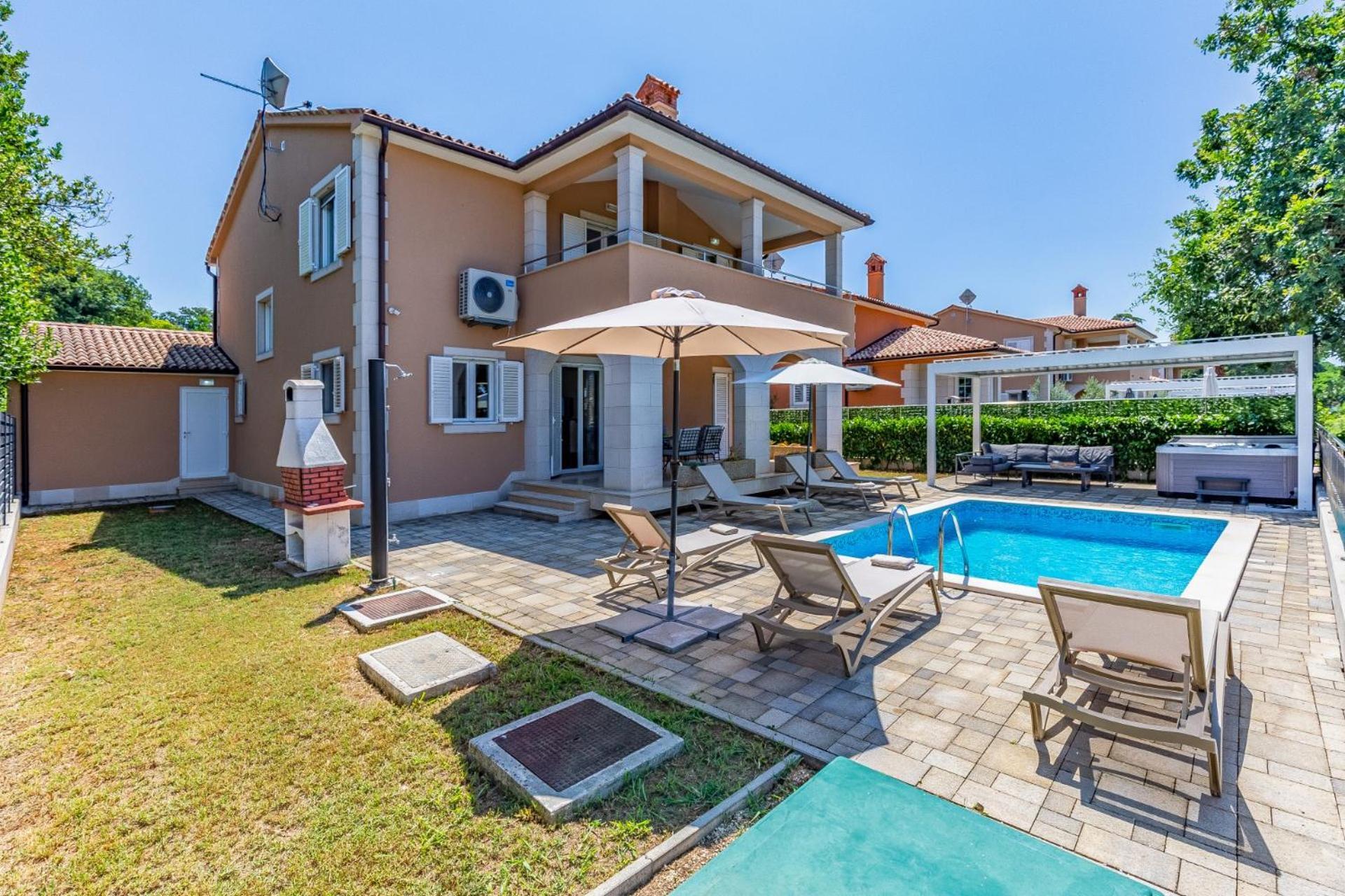 Villas Lotus With Pool And Jacuzzi プーラ エクステリア 写真