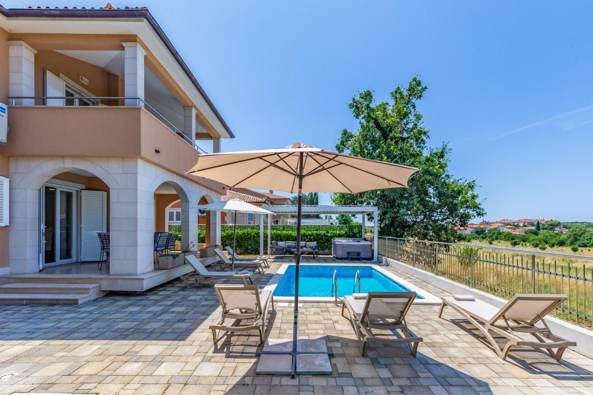Villas Lotus With Pool And Jacuzzi プーラ エクステリア 写真