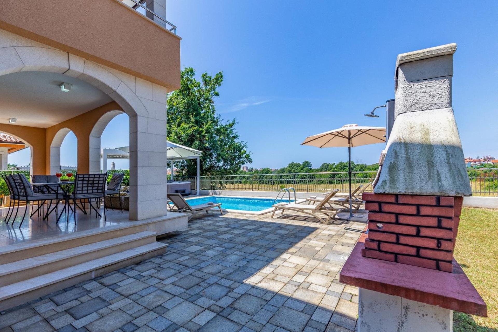 Villas Lotus With Pool And Jacuzzi プーラ エクステリア 写真