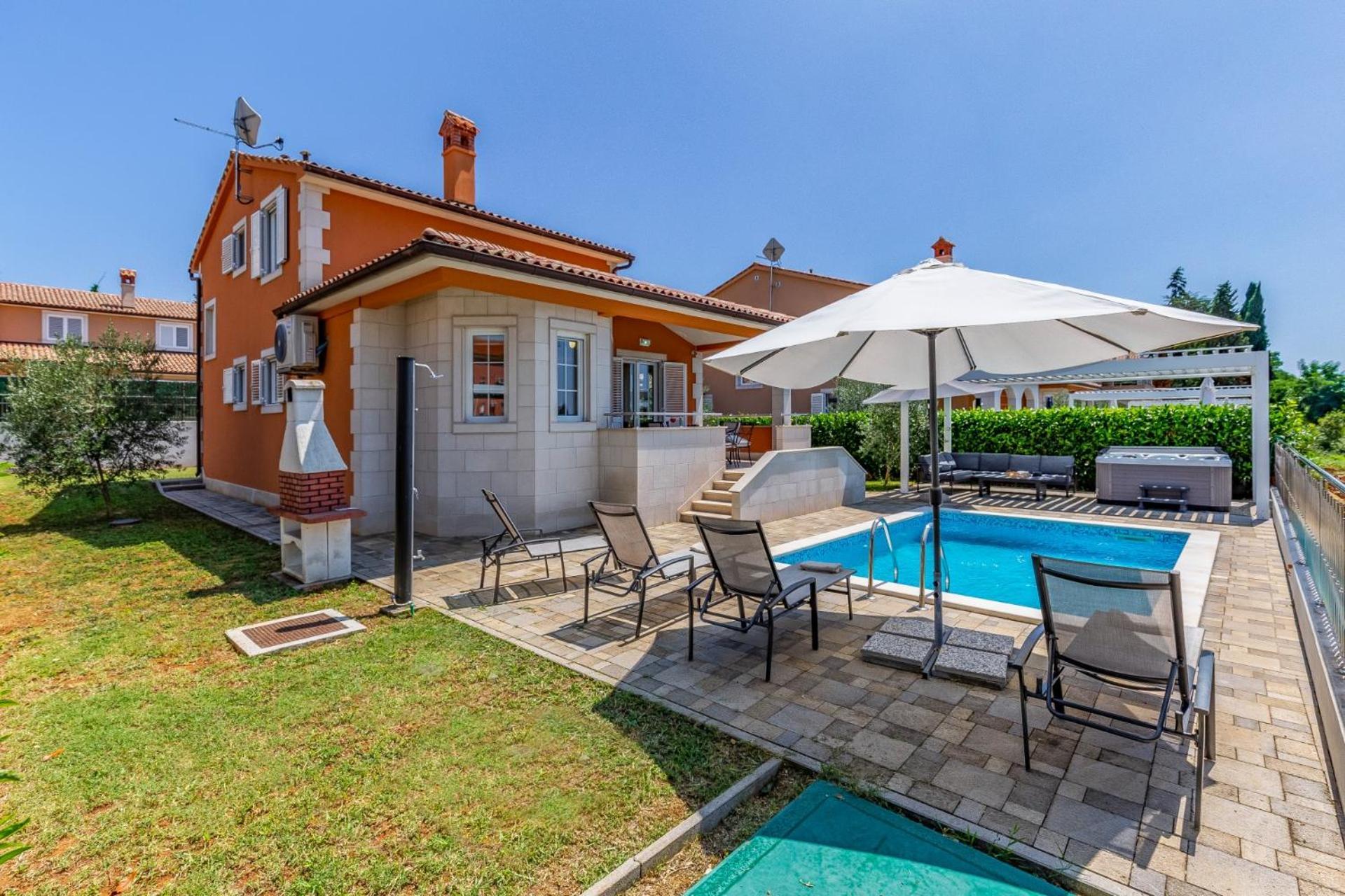 Villas Lotus With Pool And Jacuzzi プーラ エクステリア 写真