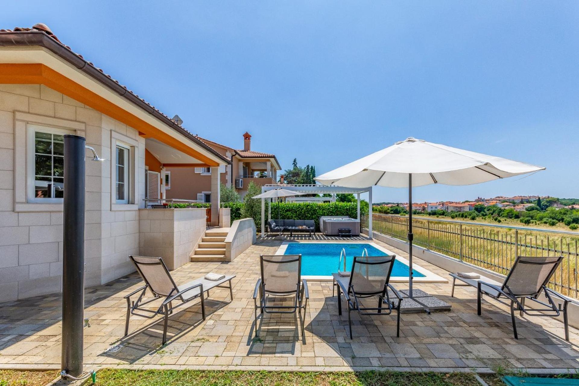 Villas Lotus With Pool And Jacuzzi プーラ エクステリア 写真