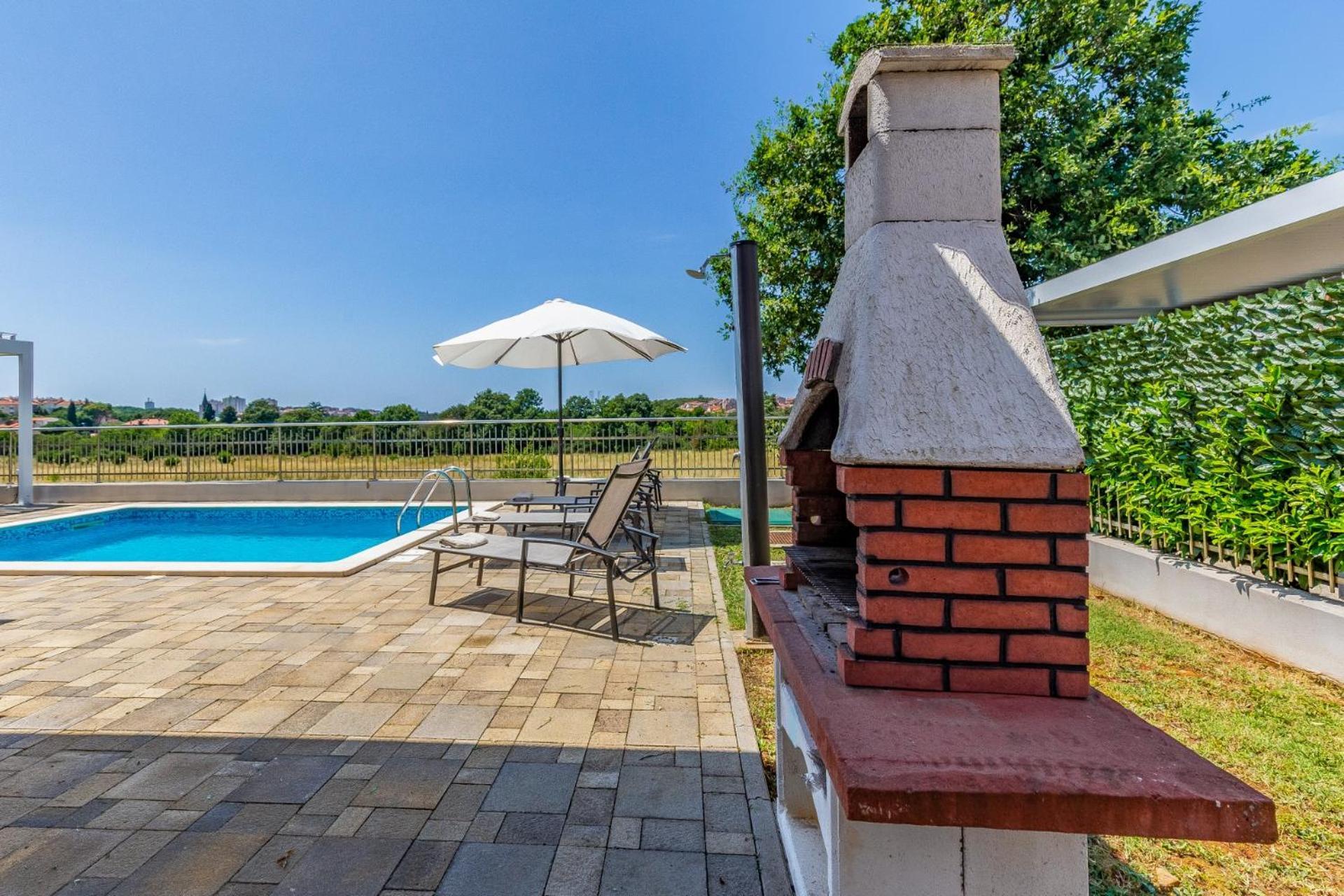 Villas Lotus With Pool And Jacuzzi プーラ エクステリア 写真