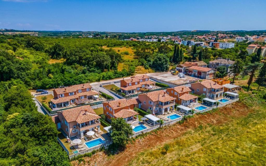Villas Lotus With Pool And Jacuzzi プーラ エクステリア 写真
